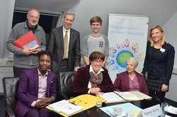 Die Jurymitglieder. Vorne von links: Jean Ngendahimana, Dagmar Sachse, Hiltrud Neidhardt. Hinten von links: Prof. Dr. Uwe Weithöner, Harald Götting und Justus Neuendorff sowie Integrationsbeauftragte Aliz Müller. Foto: Stadt Oldenburg Die Jurymitglieder. Vorne von links: Jean Ngendahimana, Dagmar Sachse, Hiltrud Neidhardt. Hinten von links: Prof. Dr. Uwe Weithöner, Harald Götting und Justus Neuendorff sowie Integrationsbeauftragte Aliz Müller. Foto: Stadt Oldenburg