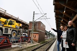 Beobachten den Fortschritt der Sanierungsarbeiten auf dem gegenüberliegenden Bahnsteig 5 und 6 (von links): Hilke Kleen vom Team Denkmalschutz, Stadtbaurätin Christine-Petra Schacht und DB-Projektleiter Felix Burckhardt. Foto: Sascha Stüber Beobachten den Fortschritt der Sanierungsarbeiten auf dem gegenüberliegenden Bahnsteig 5 und 6 (von links): Hilke Kleen vom Team Denkmalschutz, Stadtbaurätin Christine-Petra Schacht und DB-Projektleiter Felix Burckhardt. Foto: Sascha Stüber