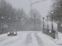 Verschneite Straßen auf der Amalienbrücke. Foto: Sascha Stüber