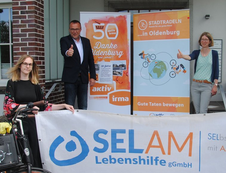 Günter Walter, Geschäftsführer aktiv und irma Verbrauchermarkt GmbH, Eva Meißner, Öffentlichkeitsarbeit SELAM - Lebenshilfe gGmbH und Mareike Kampen, Abteilungsleitung Freizeit SELAM - Lebenshilfe gGmbH freuen sich auf viele Fahrradkilometer. Foto: Stadt Oldenburg