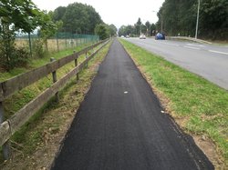 Sanierter, straßenbegleitender Geh- und Radweg an der Alexanderstraße mit glatter Oberfläche durch eine neue Asphaltdeckschicht. Foto: Stadt Oldenburg