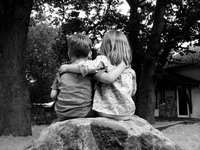 Zwei Kinder die sich umarmen. Foto: pixelio.de von S. v. Gehren