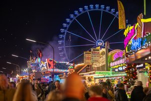 Blick in Richtung Riesenrad auf dem Kramermarkt 2025. Foto: Sascha Stüber Blick in Richtung Riesenrad auf dem Kramermarkt 2025. Foto: Sascha Stüber