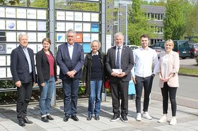 Michel Champion, Dirtje Gradtke (Stadt), Gilles Bourdouleix, Dolmetscherin, Roland Hentschel (Stadt), Oliver Benkel (GO! Start-up Zentrum), Kathrin Siemer (Stadt) vor einer Tafel mit den Mieterfirmen des TGO. Foto: Stadt Oldenburg