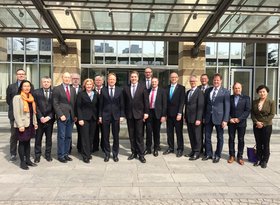 Die Oldenburger Delegation steht vor der Botschaft in Peking. Foto: Stadt Oldenburg