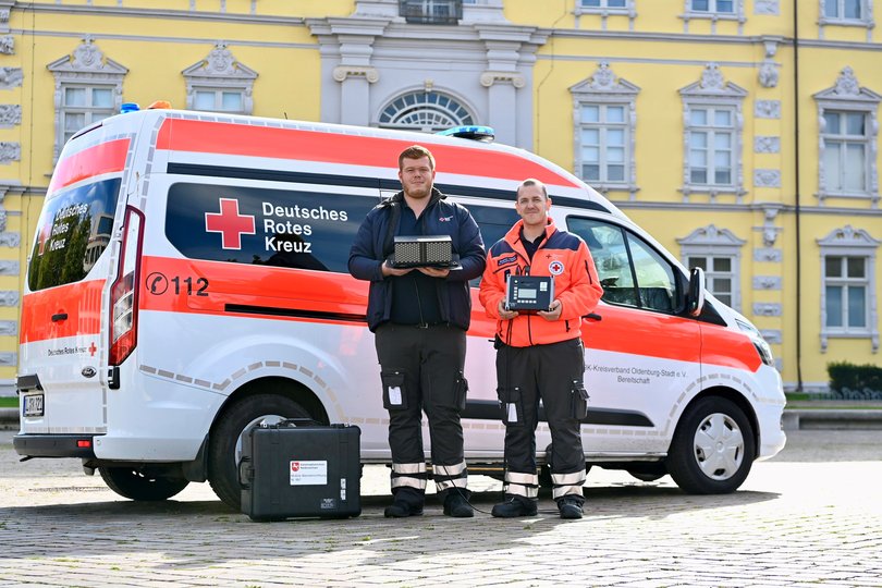 Benjamin (links) und Lukas vom Deutschen Roten Kreuz betreuten den Standort Schlossplatz, an dem eine mobile Sirene am bundesweiten Warntag im Einsatz war. Foto: Sascha Stüber