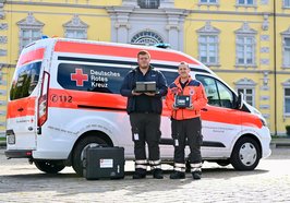 Benjamin (links) und Lukas vom Deutschen Roten Kreuz betreuten den Standort Schlossplatz, an dem eine mobile Sirene am bundesweiten Warntag im Einsatz war. Foto: Sascha Stüber