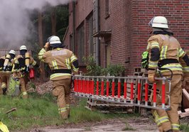Zwei Kameraden der Feuerwehr tragen eine Leiter zu einem brennendes Haus. Foto: Feuerwehr Oldenburg