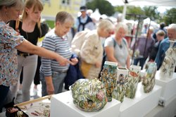 Menschen schauen sich Vasen aus Keramik an. Foto: Werkschule e.V., Markus Hibbeler Menschen schauen sich Vasen aus Keramik an. Foto: Werkschule e.V., Markus Hibbeler