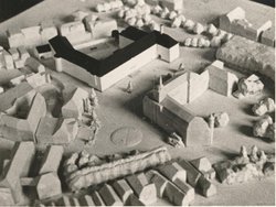 Modell des mit dem 1. Preis bedachten Entwurfes zu einem Rathausneubau gegenüber dem Schloss, um 1955. Quelle: Stadtmuseum Modell des mit dem 1. Preis bedachten Entwurfes zu einem Rathausneubau gegenüber dem Schloss, um 1955. Quelle: Stadtmuseum