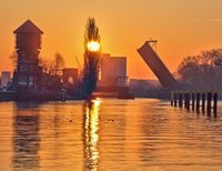 Brücke in hälftig gehobenem Zustand. Foto: Hans-Jürgen Zietz