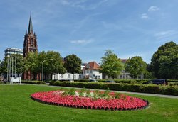 Blick auf Peterkirche und Wallschule. Foto: Hans-Jürgen Zietz