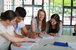 Jugendliche am Tisch. Foto: Christian Schwier/Adobe Stock