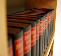 Books on a shelf. Picture: Maclatz/Pixelio.de