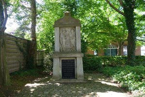 Das Kriegerdenkmal an der Bloherfelder Straße/Ecke Schramperweg in Oldenburg wird derzeit wegen beschädigten Mauerwerks saniert. Foto: Stadt Oldenburg Das Kriegerdenkmal an der Bloherfelder Straße/Ecke Schramperweg in Oldenburg wird derzeit wegen beschädigten Mauerwerks saniert. Foto: Stadt Oldenburg
