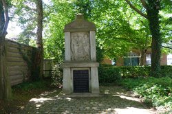 Das Kriegerdenkmal an der Bloherfelder Straße/Ecke Schramperweg in Oldenburg wird derzeit wegen beschädigten Mauerwerks saniert. Foto: Stadt Oldenburg Das Kriegerdenkmal an der Bloherfelder Straße/Ecke Schramperweg in Oldenburg wird derzeit wegen beschädigten Mauerwerks saniert. Foto: Stadt Oldenburg