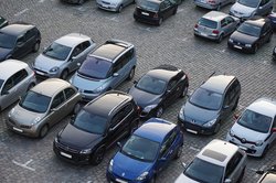 Parkplatz mit mehreren Autos. Foto: Florian Pircher/Pixabay