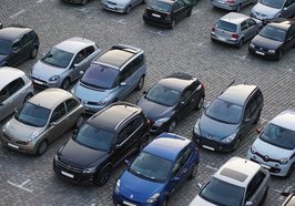 Parkplatz mit mehreren Autos. Foto: Florian Pircher/Pixabay