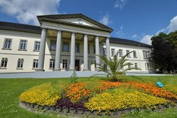 Sommerbuntes Beet vor dem Peter-Friedrich-Ludwig-Hospital. Foto: Hans-Jürgen Zietz Sommerbuntes Beet vor dem Peter-Friedrich-Ludwig-Hospital. Foto: Hans-Jürgen Zietz