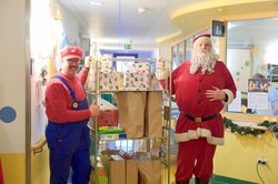 Der Nikolaus und Super Mario hatten auch Geschenke für die jungen Patientinnen und Patienten im Gepäck. Foto: Sascha Stüber