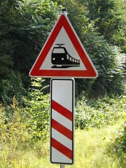 Schilder an einem Bahnübergang. Foto: REK/Pixelio