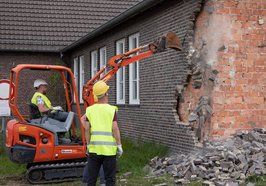 Bagger löst die Ziegel beim Abbruch eines Gebäudes. Foto: Dagmar Pasch