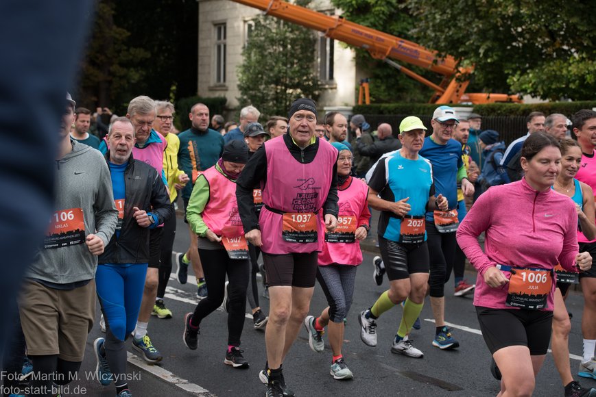 Läuferinnen und Läufer nach dem Start. Foto: Martin M. Wilczynsk