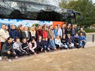 Gruppenfoto vor Bus