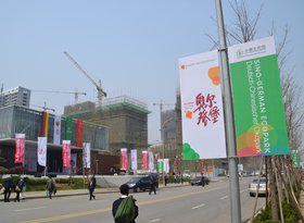 An einer Straße im Sino German Ecopark sind die Laternen mit Ankündigungen der Oldenburg-Ausstellung behängt. Foto: Stadt Oldenburg