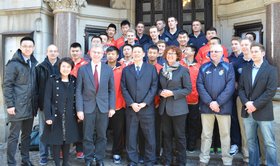 Basketballer und Mitarbeiterinnen und Mitarbeiter stehen mit Silke Meyn auf der Treppe vor dem Oldenburger Rathaus. Foto: Stadt Oldenburg