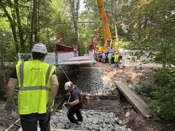 Maßarbeit war am 2. Juli gefragt, um Deutschlands erste Modulbrücke aus Carbonbeton zu montieren. Foto: Sascha Stüber Maßarbeit war am 2. Juli gefragt, um Deutschlands erste Modulbrücke aus Carbonbeton zu montieren. Foto: Sascha Stüber
