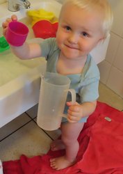 Ein Kleinkind spielt am Waschbecken. Foto: Stadt Oldenburg Ein Kleinkind spielt am Waschbecken. Foto: Stadt Oldenburg