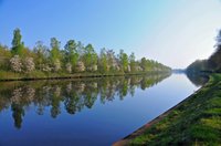 Frühling an der Wasserstraße &#8209; der Küstenkanal in Oldenburg im Blütenschmuck