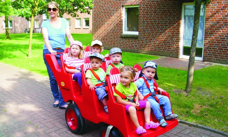 Kinder weden im Krippenwagen geschoben. Foto: Stadt Oldenburg