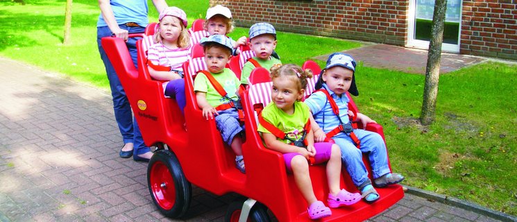 Kinder weden im Krippenwagen geschoben. Foto: Stadt Oldenburg