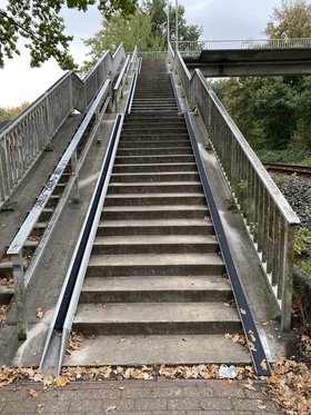 Fahrradschiene an den Seiten der Brücke über die Bahnlinie zwischen Krusenbusch und Bümmerstede. Foto: Stadt Oldenburg