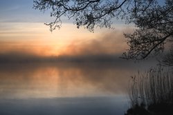 Tagesanbruch über dem Großen Bornhorster See in Oldenburg. Foto: Hans-Jürgen Zietz