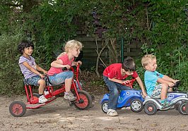 Kinder fahren mit kleinen Fahrzeugen. Foto: Stadt Oldenburg