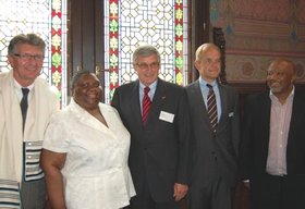 Von links: Oberbürgermeister Prof. Dr. Gerd Schwandner, Noxolo Kiviet (Premierministerin Eastern Cape, Südafrika), Claas Daun (Honorarkonsul für Südafrika in Niedersachsen), Dr. Joachim Peters (Hauptgeschäftsführer, Oldenburgische Industrie- und Handelskammer), Wirtschaftsminister Mcebisi Jonas. Foto: Stadt Oldenburg