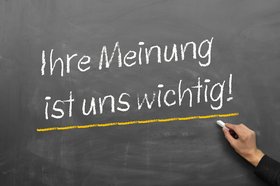 Text "Ihre Meinung ist uns wichtig" auf einer Tafel geschrieben. Foto: MK-Photo / Adobe Stock