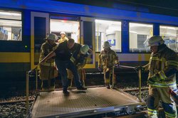 Auch das gehörte zur Übung: Aus dem Zug der Nordwestbahn wurden Verletzte evakuiert. Foto: Sascha Stüber