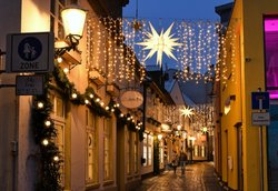 Weihnachtlicher Glanz in der Oldenburger Bergstraße. Foto: Hans-Jürgen Zietz