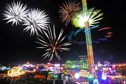 Eröffnungsfeuerwerk des Oldenburger Kramermarkts 2015. Foto: Hans-Jürgen Zietz