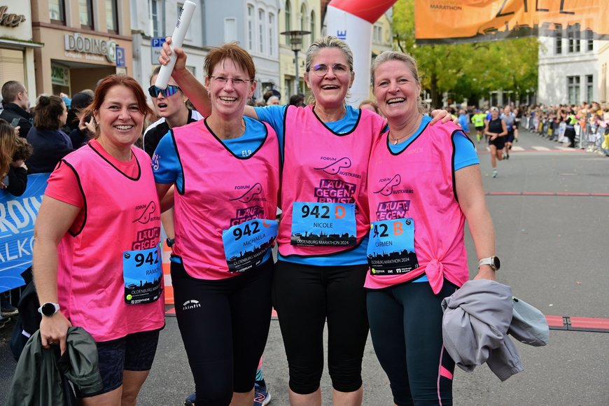 Vier Läuferinnen im Ziel. Foto: www.fotografie-bjoern-knoelke.de