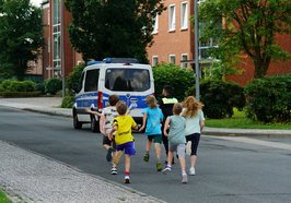 Auf zur nächsten Station: Die rund 30 Kinder wurden bei der Ferienpassaktion der Polizeiakademie Niedersachsen auf vielfältige Weise gefordert. Foto: Polizeiakademie Niedersachsen 