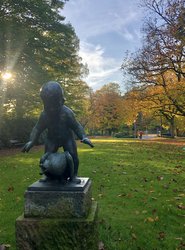 Die Grünanlage im Herbst mit der Bronze-Skulptur „Der Entenfänger“. Foto: Stadt Oldenburg