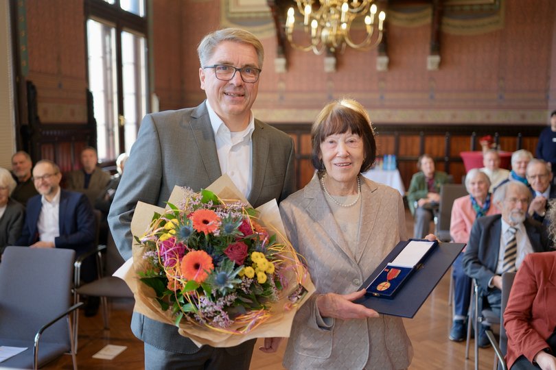 Oberbürgermeister Jürgen Krogmann verlieh Linda Giera die Bundesverdienstmedaille. Foto: Sascha Stüber