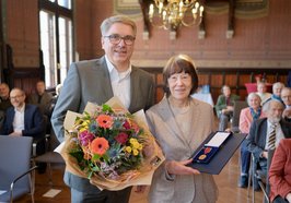 Oberbürgermeister Jürgen Krogmann verlieh Linda Giera die Bundesverdienstmedaille. Foto: Sascha Stüber