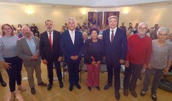 Oberbürgermeister Jürgen Krogmann (3. von rechts) empfing im Kulturzentrum PFL Cholets Bürgermeister Gilles Bourdouleix (4. von links) mitsamt einer kleinen Delegation. Foto: Sascha Stüber Oberbürgermeister Jürgen Krogmann (3. von rechts) empfing im Kulturzentrum PFL Cholets Bürgermeister Gilles Bourdouleix (4. von links) mitsamt einer kleinen Delegation. Foto: Sascha Stüber