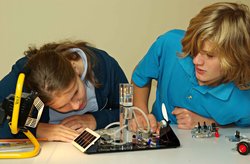 Teenager beim Experimentieren. Foto: Stadt Oldenburg